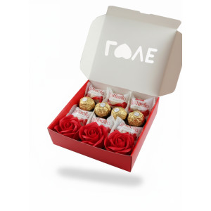 Подарунок для жінки на LOVE з цукерками Raffaello та Ferrero та мильними трояндами 15х15см